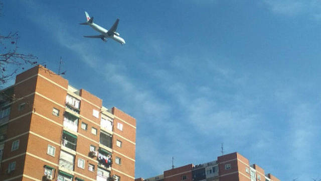 El avión de Air Canadá sobrevolando Madrid cerca de las casas.
