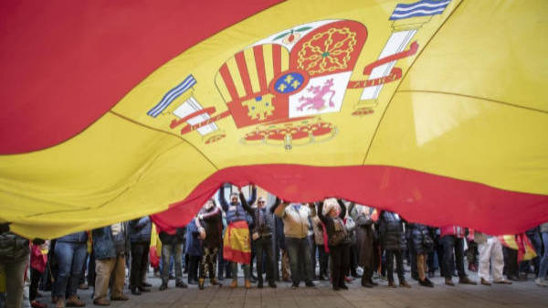 Manifestantes ondean una bandera de España en Navarra