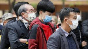Ciudadanos chinos se protegen del virus.