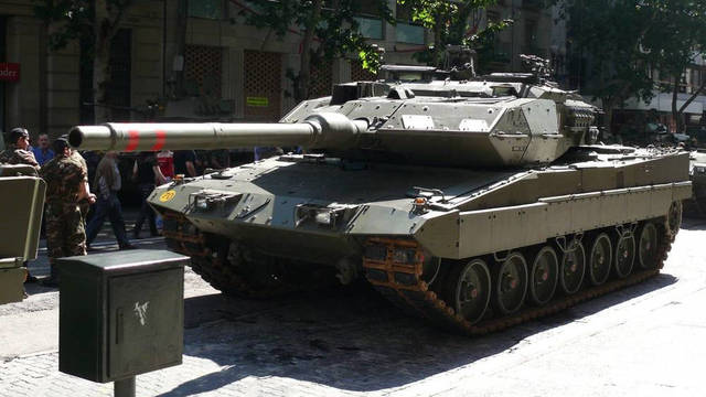 Carros de combate Leopard 2E. 