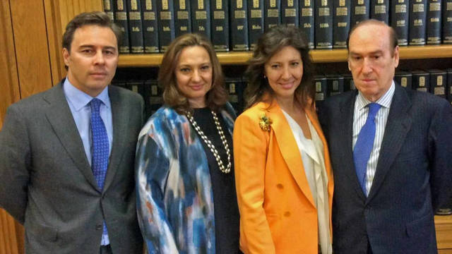 Dimas Gimeno, Marta y Cristina Álvarez y Florencio Lasaga, presidente de la Fundación Ramón Areces.