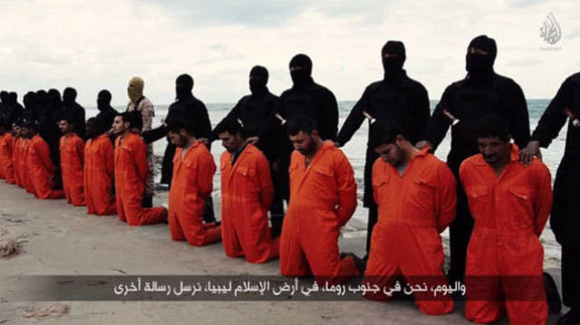 Los milicianos del ISIS preparados para ejecutar a los cristianos coptos