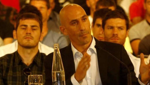 Luis Rubiales cuando era presidente de la AFE y al fondo a la izquierda Iker Casillas cuando era portero del Real Madrid