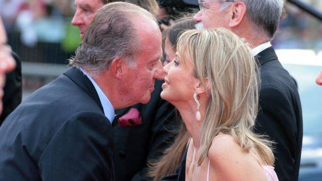 Juan Carlos I y Corinna en los años en los que los besos no estaban envenenados. 