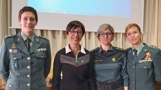La directora general de la Guardia Civil, María Gámez (jersey negro), junto a mujeres pertenecientes al cuerpo