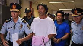 Ronaldinho y su hermano detenidos.