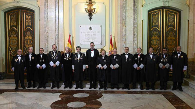 Los miembros del CGPJ rodean al Rey en la apertura del año 2020.