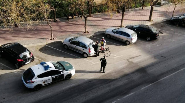 Un ciclista es multado por la Guardia Civil en Madrid