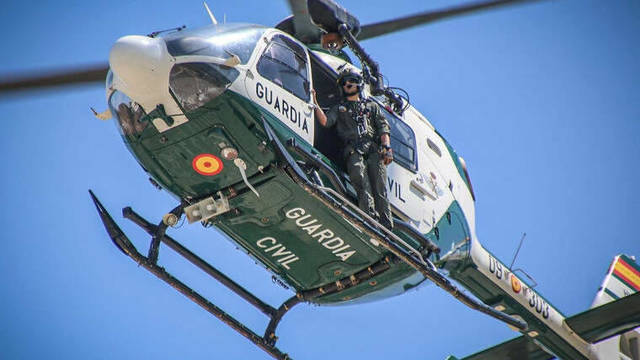El helicoptero de la Guardia Civil sigue en busca del 