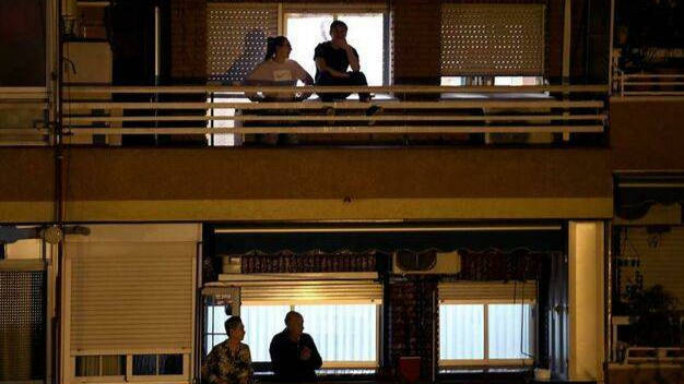 España se asoma a sus balcones.