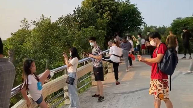 Ciudadanos chinos pasean libremente por un parque de Hong Kong