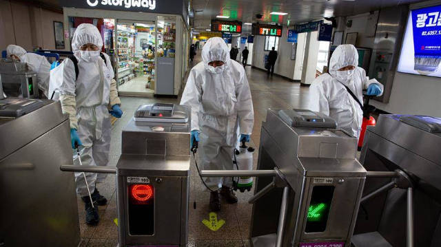 Operarios surcoreanos limpian una estación de metro