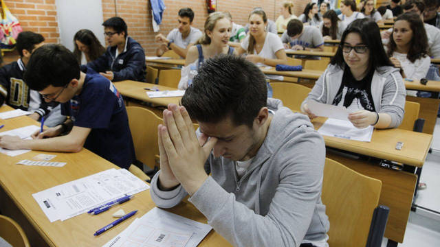 Estudiantes en un examen. 