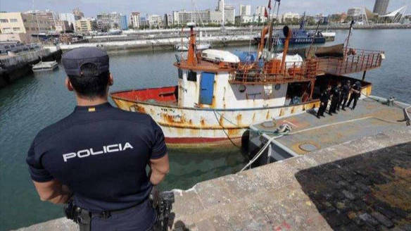 Un policía en el puerto de Las Palmas.