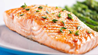 Los beneficios del salmón, un alimento con grandes valores nutricionales que ayuda a bajar el colesterol en la crisis