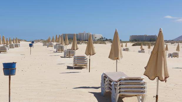 Hamacas vacías en una playa de Fuerteventura