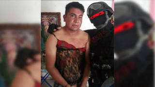 'El Marino Loko': El cazador de narcos que traviste a sus detenidos y les roba la cenizas de sus difuntos