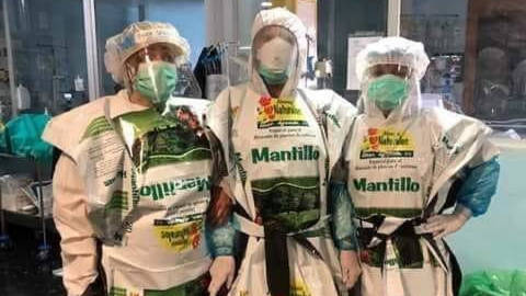 Equipo sanitario de Albacete protegiéndose con bolsas de mantillo