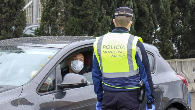 Un agente de la policía municipal de Madrid interceptando un vehículo