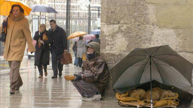 Un mendigo en las calles de Barcelona.
