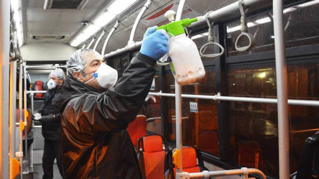 Desinfectando el metro.