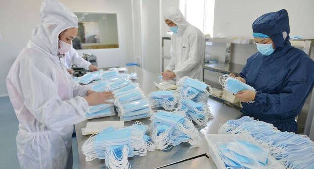 El Gobierno compró guantes y geles en China por un precio 6 millones de euros mayor al de las empresas españolas 