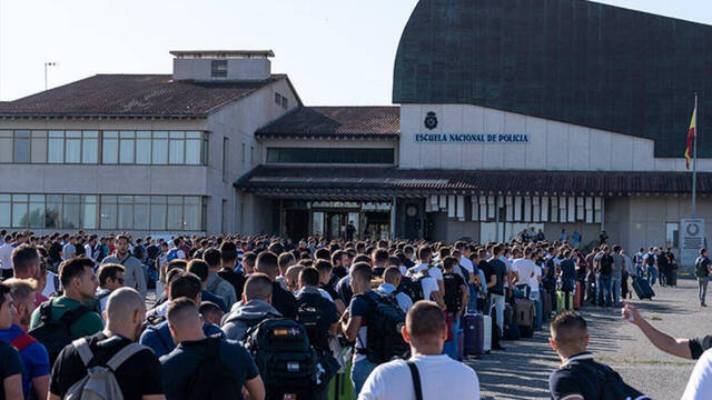 Alumnos a su llegada a la escuela de Policía de Ávila.