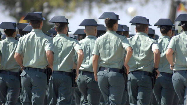 Guardias civiles en desfile.