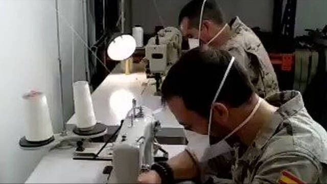 Militares fabricando mascarillas.