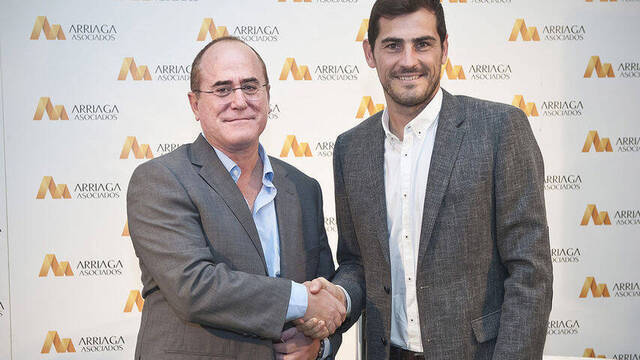 El abogado junto a Iker Casillas.