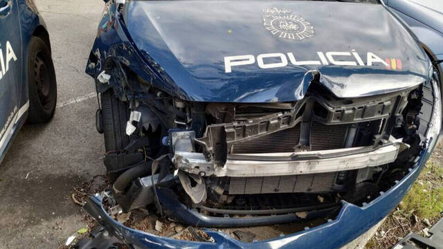 Un vehículo policial destrozado.
