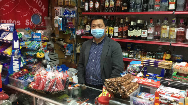 Un comerciante chino de Usera abierto.