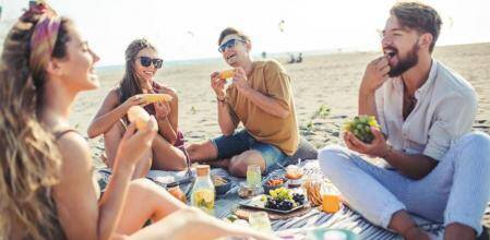 Comer en la playa puede ser divertido si se hace con precaución.