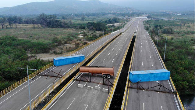 El cruce fronterizo más importante del norte de sudamérica lleva un año bloqueado por Maduro.