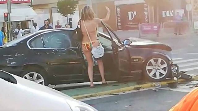La mujer tras bajar del coche