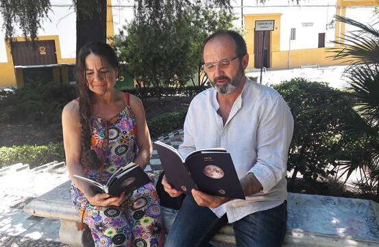 Los escritores Calixto Torres y Pilar Redondo con el poemario: Vacío.