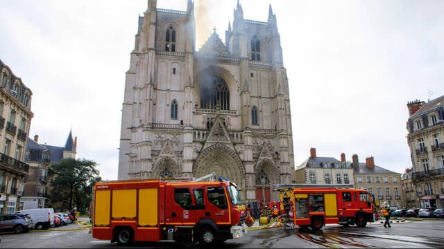 Los bomberos han evitado daños significativos en la catedral de Nantes.