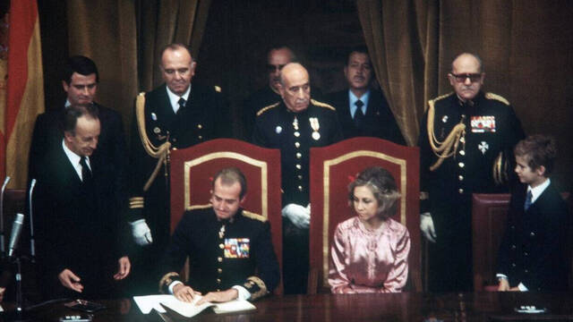 Juan Carlos I sancionando la Constitución de 1978. 
