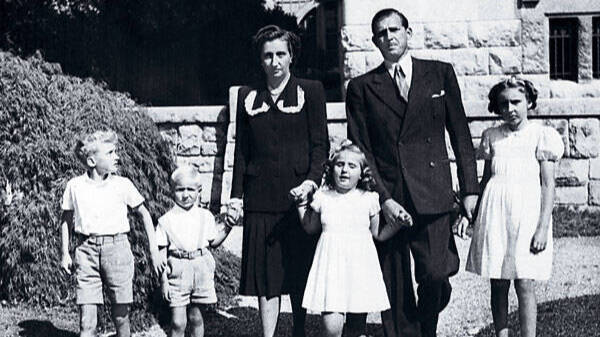 Don Juan de Borbón con su mujer y sus hijos en Villa Giralda (Estoril).