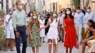 Los Reyes y sus hijas arrancan su agenda oficial en Mallorca en su verano más difícil