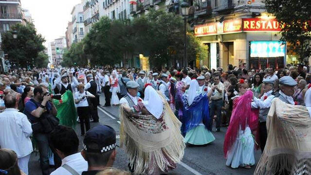 Chotis bailado en Madrid durante la celebración de la Paloma