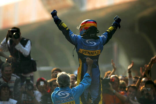 Fernando Alonso celebrando un triunfo.