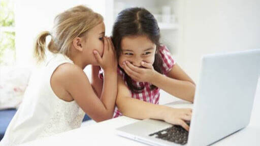 Dos niñas en Internet.

