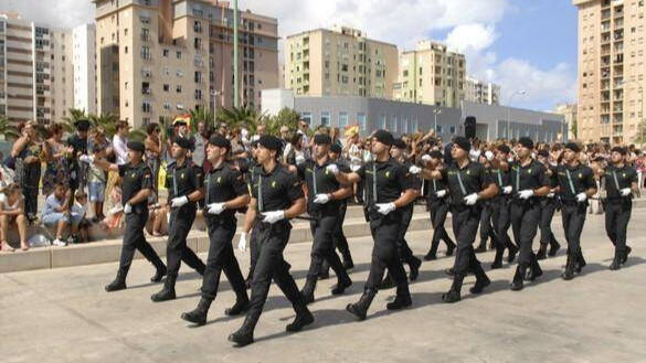 Guardias civiles desfilando en la Comandancia de Las Palmas.