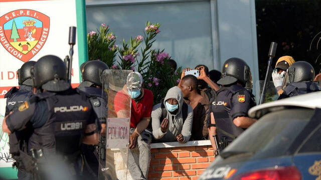 Policías interviniendo en Albacete.