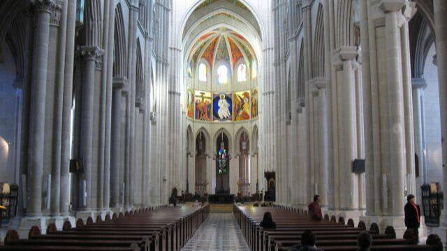 Interior de la catedral de la Almudena.