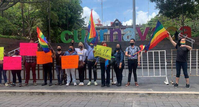 Mexicanos protestando en las calles por los asesinatos LGTB