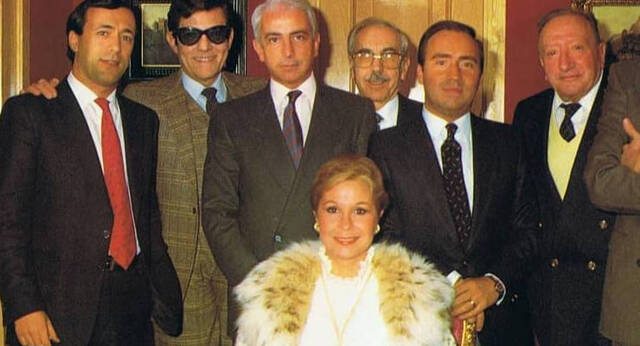 Lina  junto a amigos, entre los que se encuentra Ángel Gutiérrez y su hermanos José  Luis.