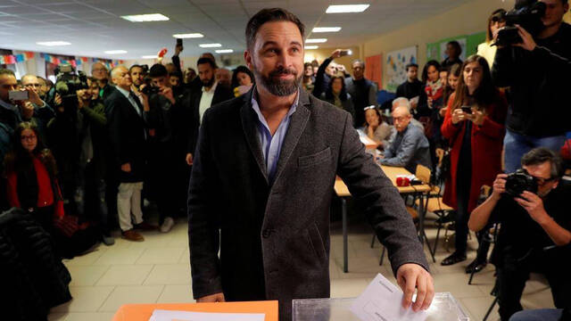 Santiago Abascal votando.