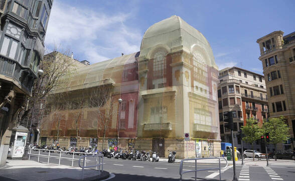 El edificio ha sido motivo de pugna entre el Ayuntamiento donostiarra, el gobierno vasco y la empresa propietaria, Sade. 